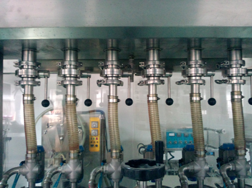 linear filling machine for cream krem doldurma maşınında yaxın çəkiliş.jpg