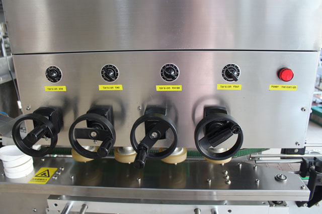 qaldırıcı (2) ilə qapaq maşını.JPG