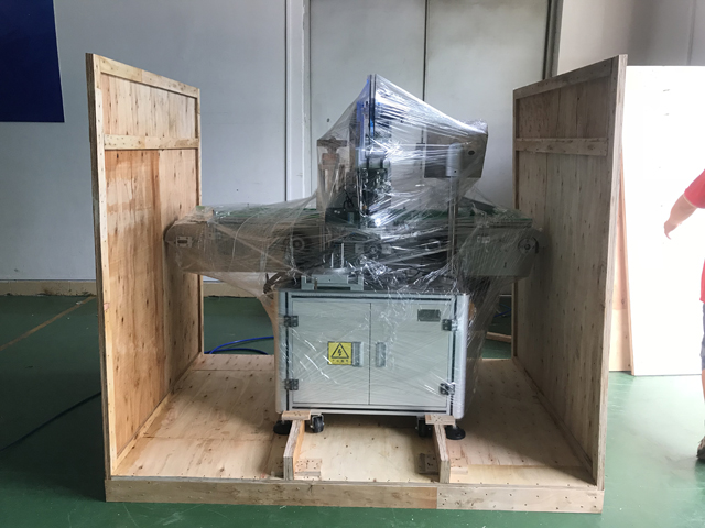 pomada etiketləmə maşını.jpg