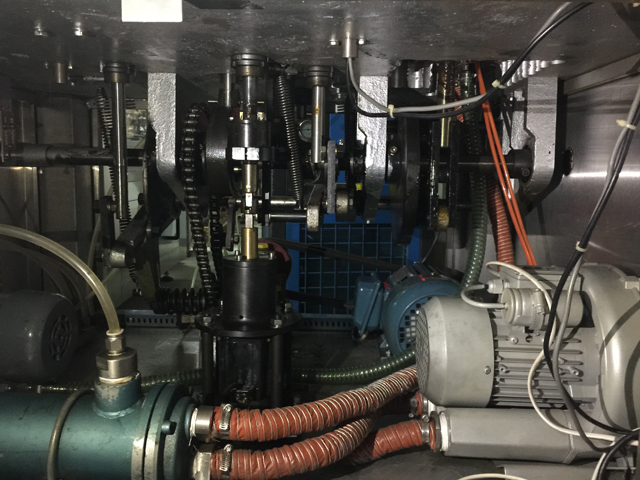 boruların doldurulması maşının içərisində möhürlənməsi.jpg