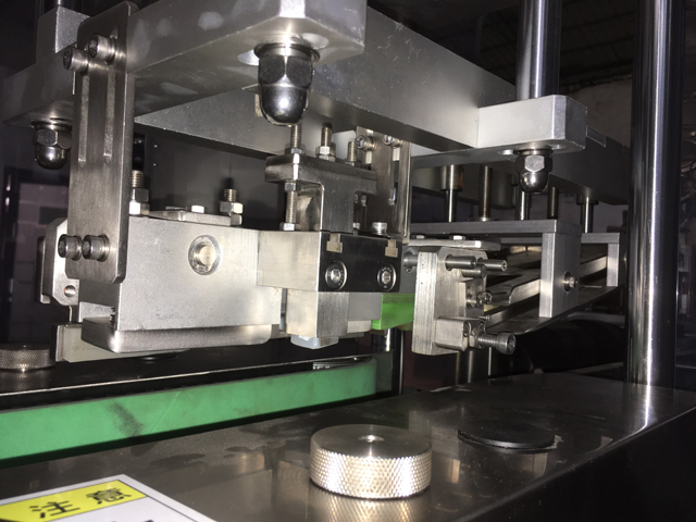 linear vacuum capping machine for glass jar xətti qapaq maşını.jpg
