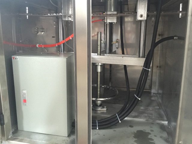 qutuların içini möhürləyən qapaq maşını.jpg