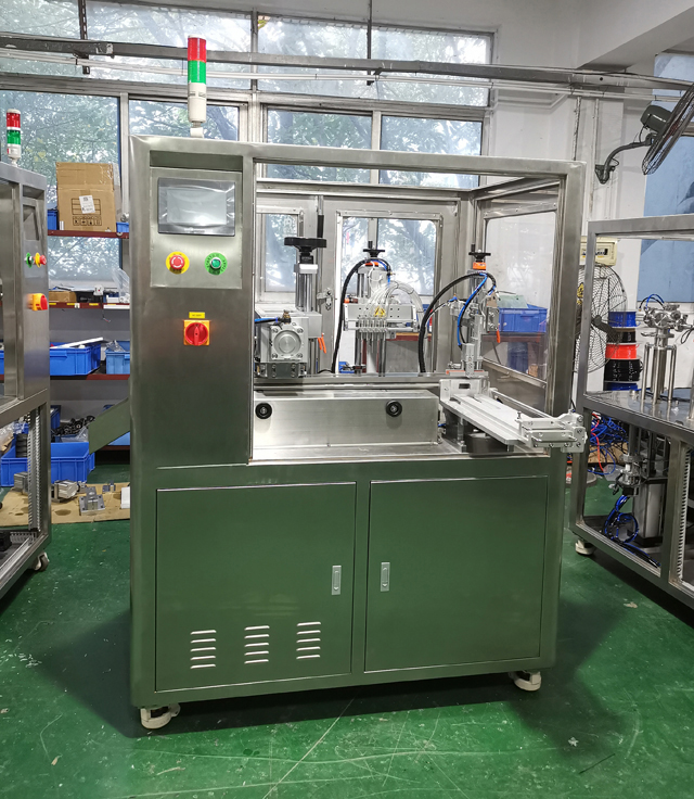 saxlama tankında maşın.jpg