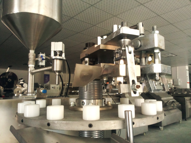 boruların doldurulması möhürləmə maşınları stock.jpg