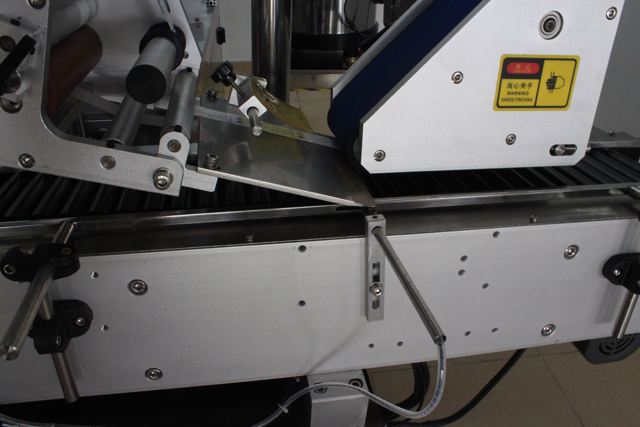 etiketləmə maşını.JPG