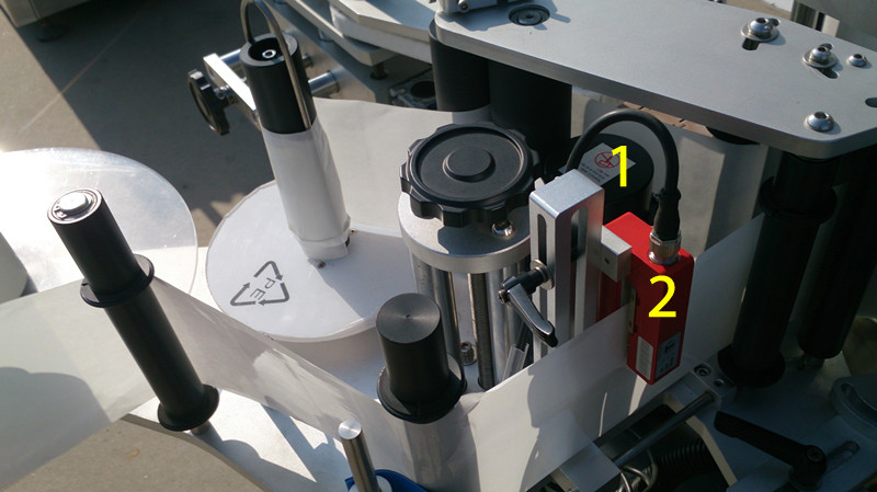 labeling machine for E liquid small bottles E maye yaxın şəkillər üçün etiketləmə.jpg