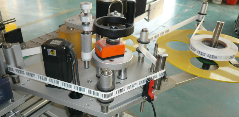 yuxarı aşağı iki tərəfli özünə yapışan etiket yapışdıran maşın