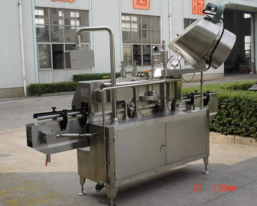 PLC-controlled system glass Jar twist off Steam Capper equipment vacuum capping machine for Glass Jars bükülən vakuum qapağının arxadan çəkilişi.jpg