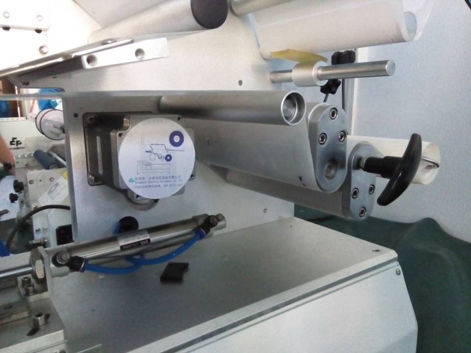close shot for labeling machines yarı avtomatik yayma etiketləmə maşınları.
