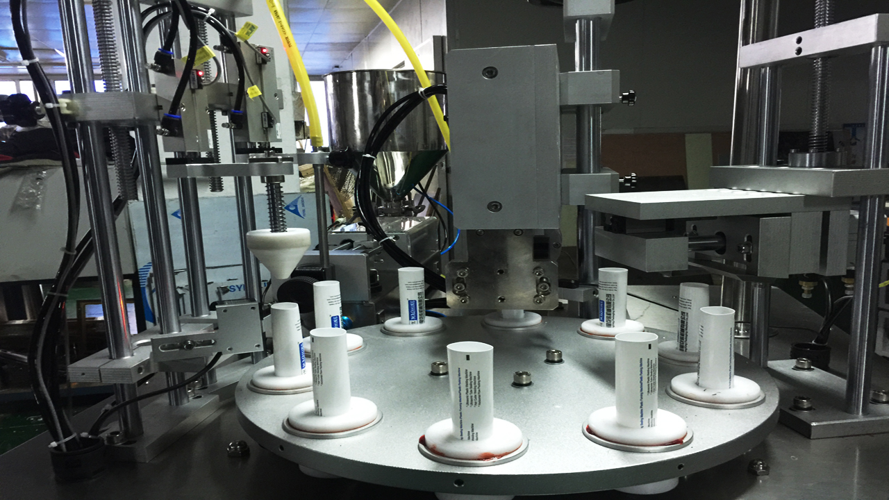 rotary filling sealing machine fırlanan doldurma ultrasəs boruları sealing.jpg