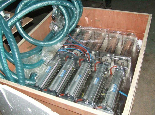 Taxta qutuda 4 başlıq doldurma maşını.jpg