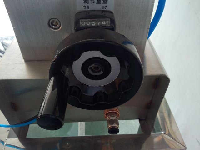liquid filling machine semi automatic Şampun doldurucu avadanlıq.jpg