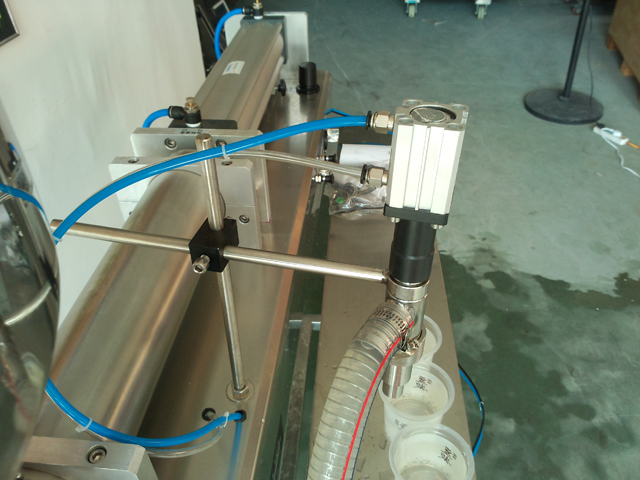 liquid filling machine for lotion shampoo cream Şampun doldurucu avadanlıq.jpg