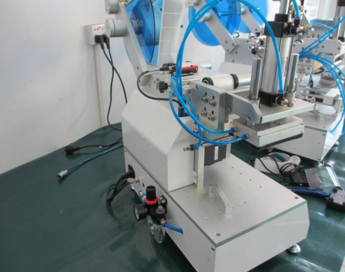 PLC touch screen semi automatic labeling equipment VKPAK.JPG-dən düz şüşə etiketləmə maşınları