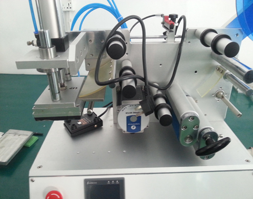flat surface labeling equipment semi automatic  düz səth etiketləyicisi (3).jpg