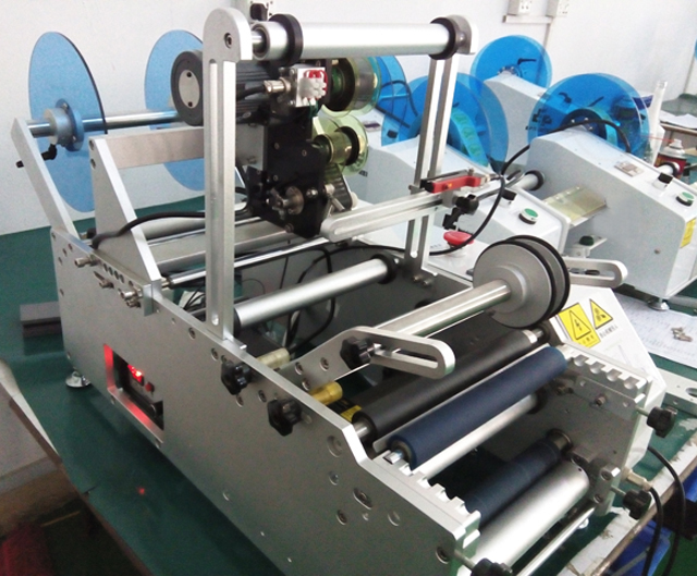 Enjeksiyon iynəsi üçün ETİKET MAŞINI YARI AVTOMAT.jpg