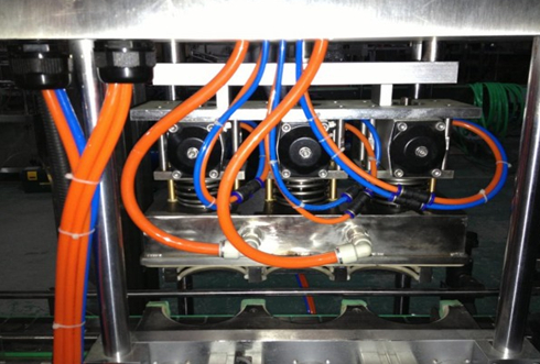 vacuum capper linear vakuum qapaq başları hissəsi yaxın shot.jpg