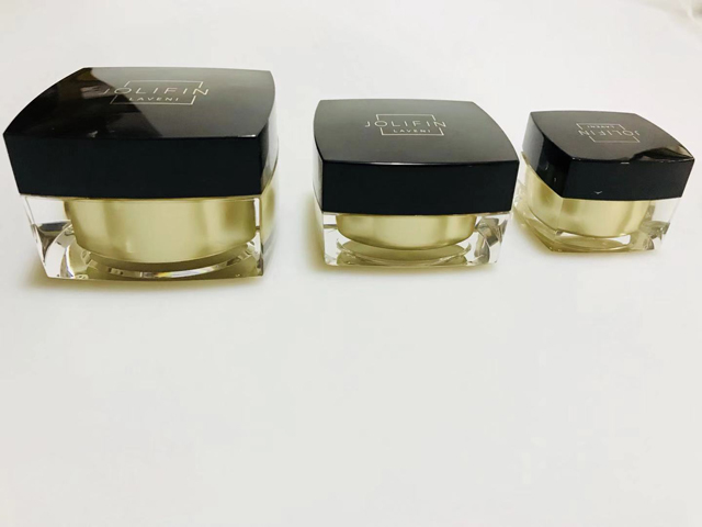 qapağı bağlamaq üçün kvadrat qara bankalar