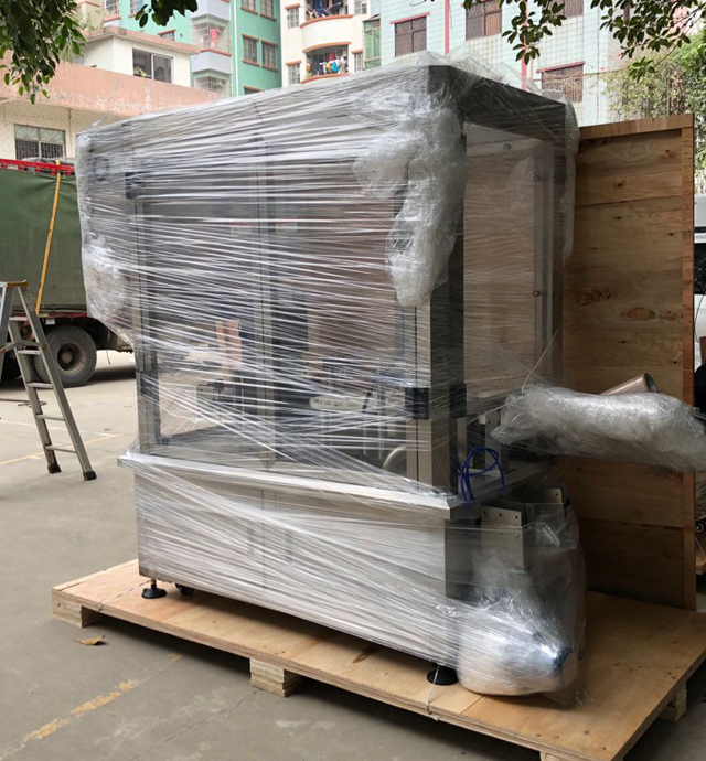 taxta qutuda krem bankalarının qapaqlanması maşını