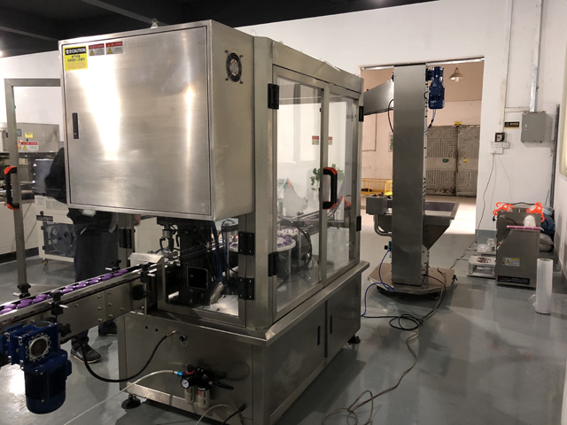 qaymaqlı qabların qapaqlarının çəkilməsi maşını (2).jpg